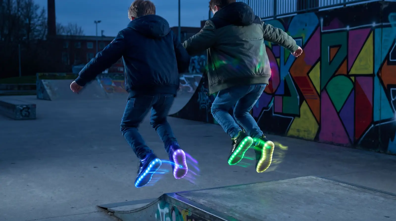 Baskets LED allumées dans le noir, semelles cyan et rose
